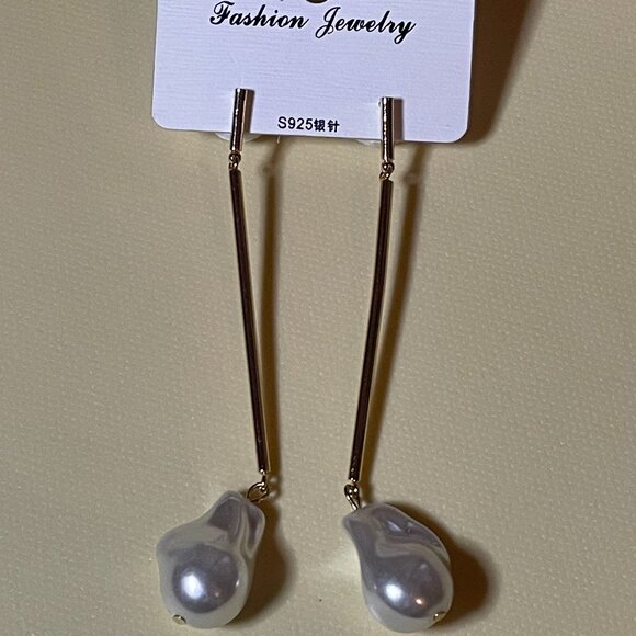 Chic Gold Bar & Baroque Pearl Drop Earrings | Modern Statement Jewelry - Picture 2 of 3